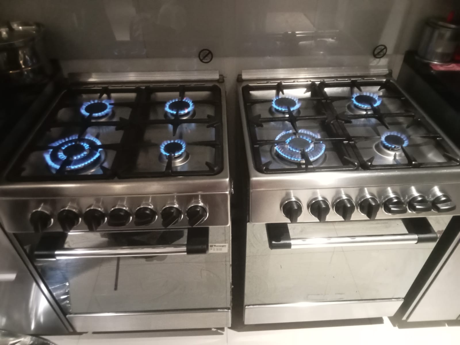 Teknisi memperbaiki microwave tidak berputar di Jakarta Barat
