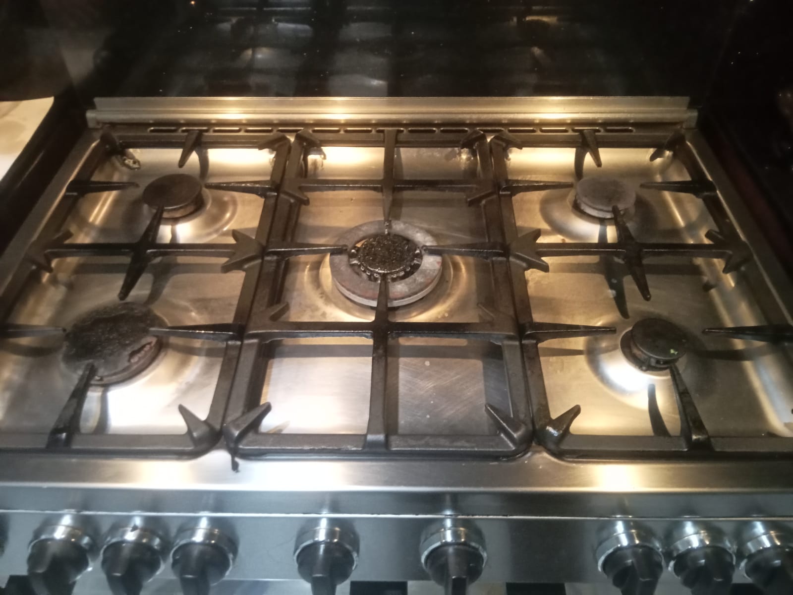 Teknisi memperbaiki oven listrik mati total di Jakarta Selatan