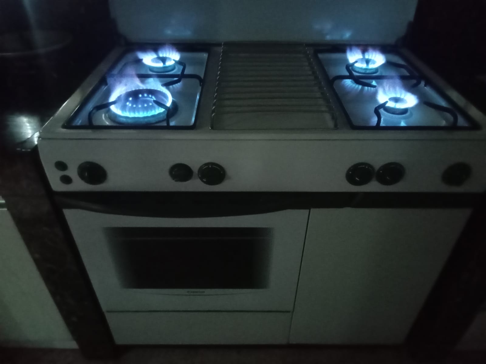 Teknisi melakukan inspeksi kelistrikan oven gas di Tambun Bekasi